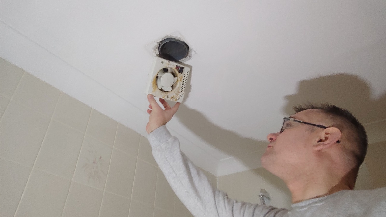 Extractor fan replacement